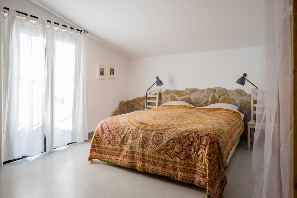 Стильный дизайн: хозяйская спальня среднего размера в средиземноморском стиле с белыми стенами и бетонным полом без камина - последний тренд