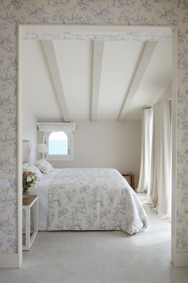 Diseño de dormitorio principal romántico de tamaño medio sin chimenea con paredes blancas