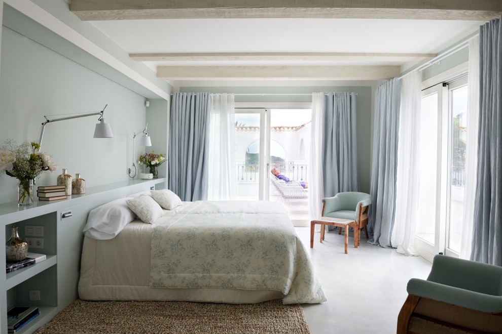 Imagen de dormitorio mediterráneo sin chimenea con paredes azules