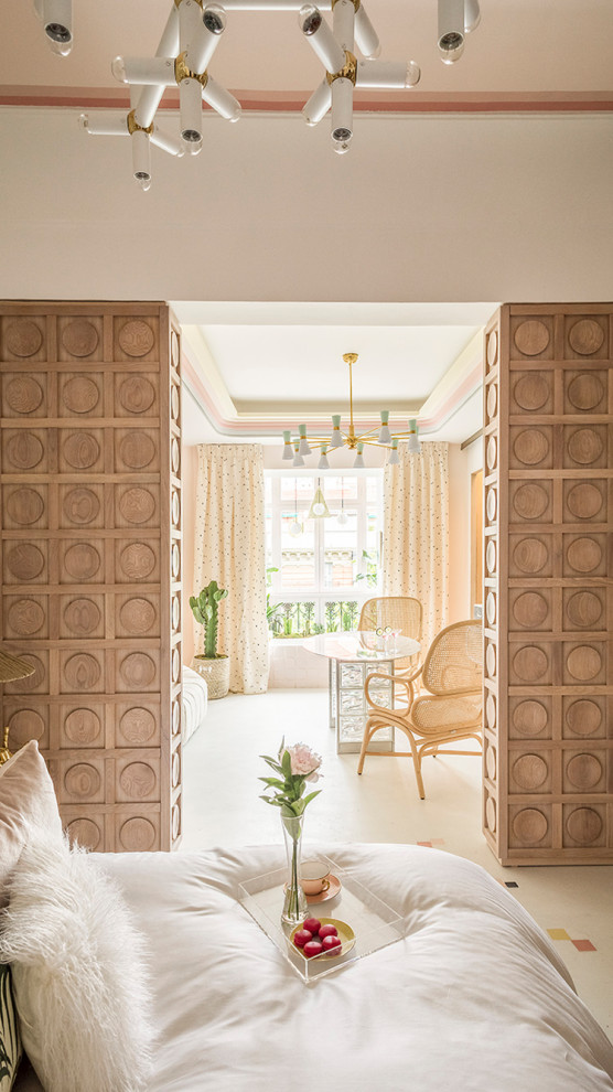 Diseño de dormitorio vintage grande con paredes rosas y suelo rosa