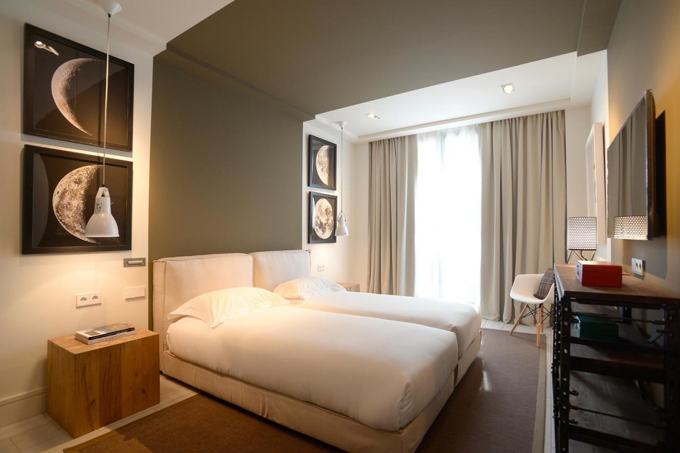 Modelo de habitación de invitados actual de tamaño medio con paredes multicolor
