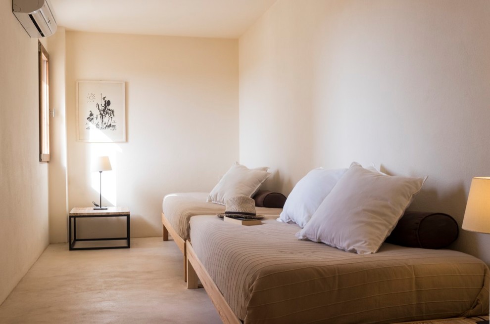 Diseño de habitación de invitados mediterránea pequeña sin chimenea con suelo beige y paredes beige