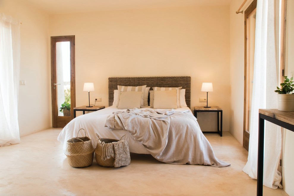 Immagine di una camera matrimoniale mediterranea con pavimento beige, pareti beige e nessun camino