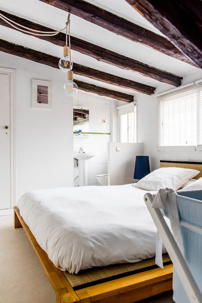 Mittelgroßes Mediterranes Schlafzimmer ohne Kamin mit weißer Wandfarbe in Madrid