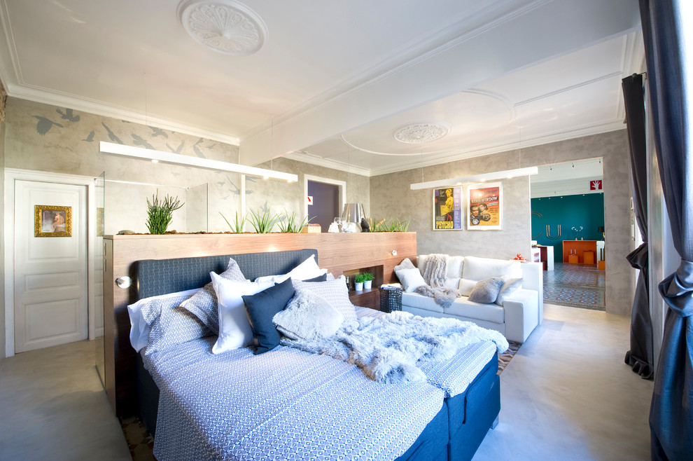 Идея дизайна: маленькая спальня на антресоли в стиле модернизм с серыми стенами, серым полом и бетонным полом для на участке и в саду