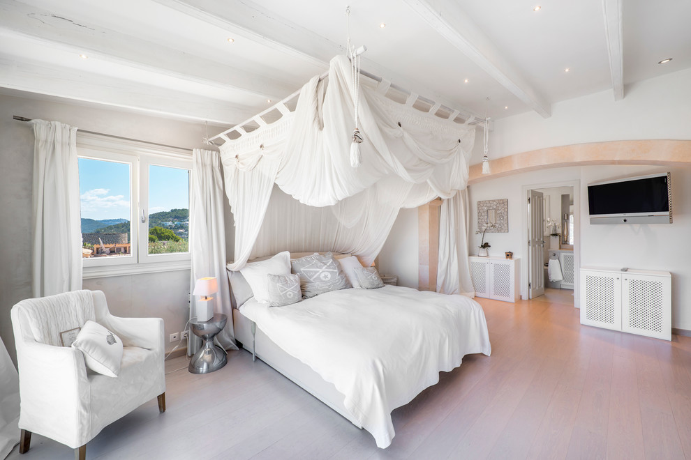 マヨルカ島にある広いトランジショナルスタイルのおしゃれな主寝室 (白い壁、淡色無垢フローリング、暖炉なし)