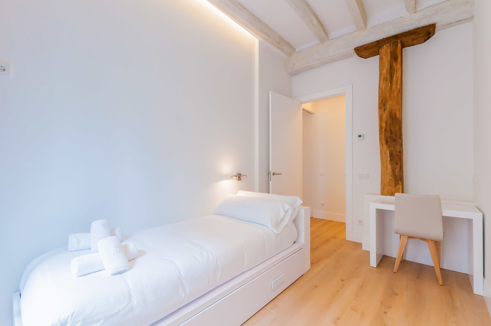 Mittelgroßes Modernes Gästezimmer ohne Kamin mit weißer Wandfarbe und braunem Holzboden in Sonstige