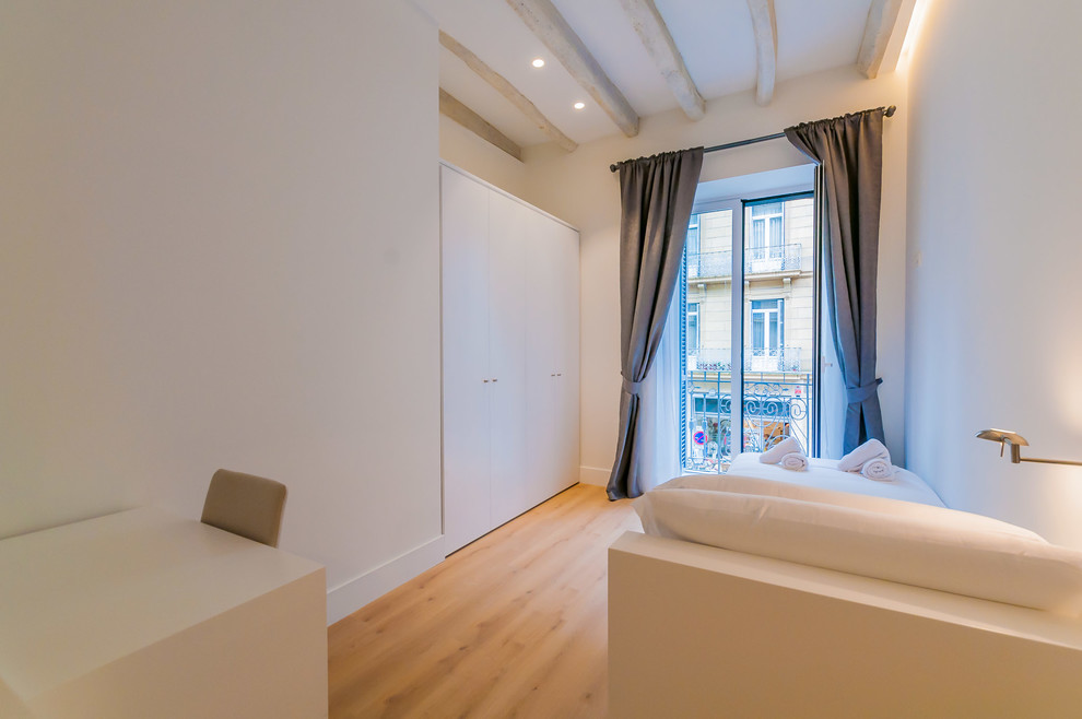 Idee per una camera degli ospiti moderna di medie dimensioni con pareti bianche, pavimento in legno massello medio e nessun camino