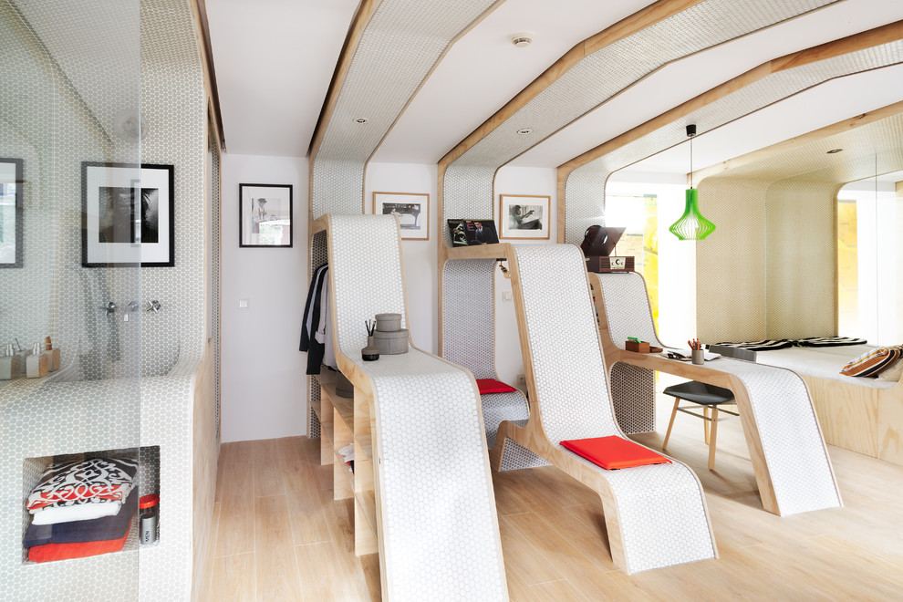 Mittelgroßes Modernes Schlafzimmer ohne Kamin, im Loft-Style mit weißer Wandfarbe und hellem Holzboden in Sonstige