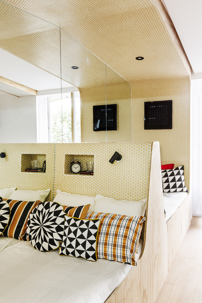 Ejemplo de dormitorio tipo loft contemporáneo pequeño