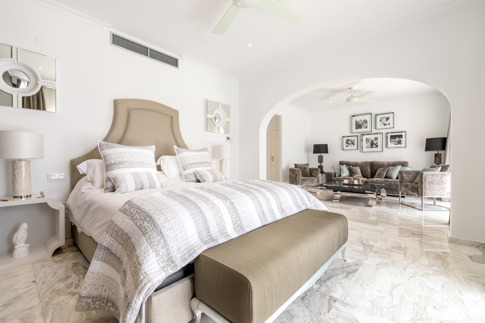 Foto de dormitorio tradicional renovado grande con paredes blancas y suelo gris