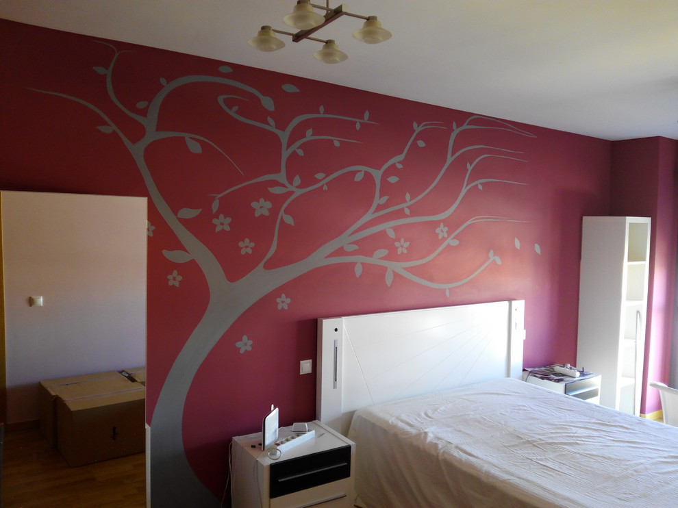 Diseño de dormitorio principal tradicional renovado de tamaño medio con paredes rojas y suelo de madera en tonos medios