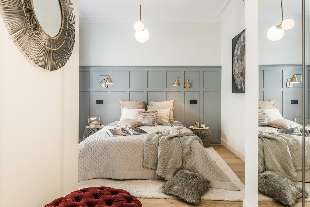 Стильный дизайн: спальня в скандинавском стиле с белыми стенами, светлым паркетным полом, бежевым полом, панелями на стенах и акцентной стеной - последний тренд