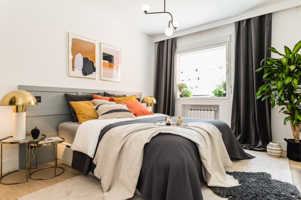 Skandinavisches Schlafzimmer mit weißer Wandfarbe, hellem Holzboden und beigem Boden in Madrid