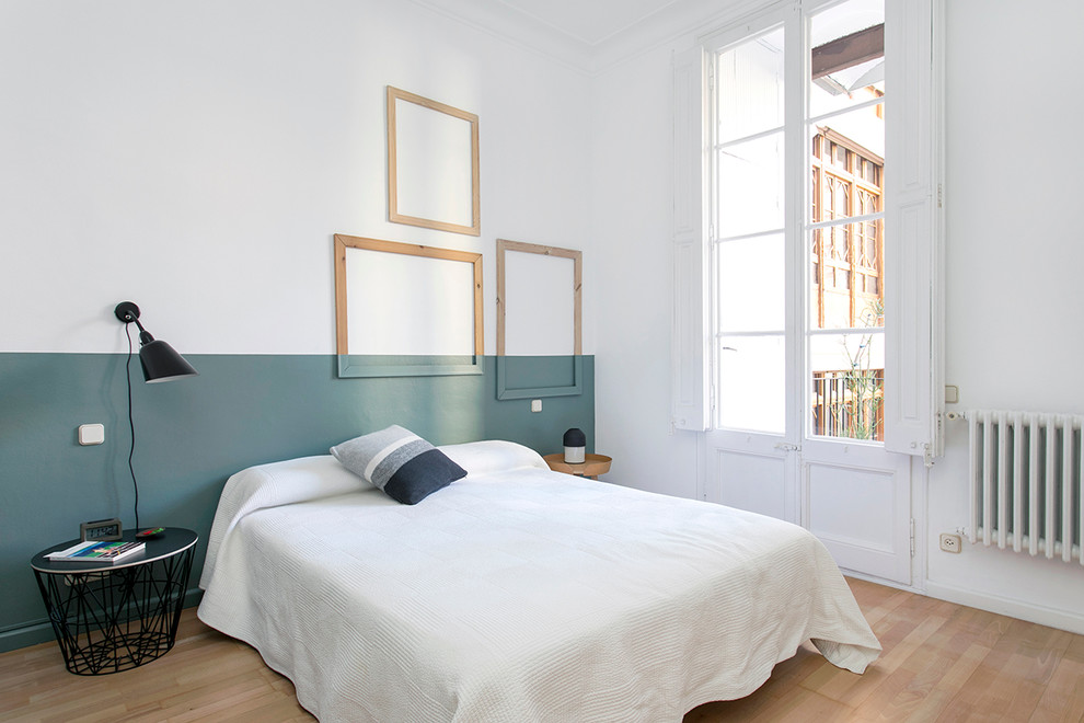 На фото: хозяйская спальня среднего размера в скандинавском стиле с разноцветными стенами, паркетным полом среднего тона и коричневым полом без камина
