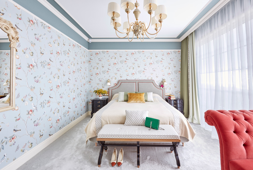 Immagine di una camera da letto con pareti multicolore, moquette e pavimento grigio