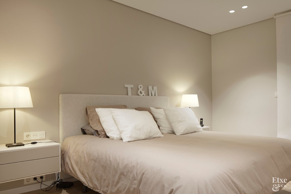 Foto de dormitorio principal contemporáneo de tamaño medio con paredes blancas y suelo de madera en tonos medios