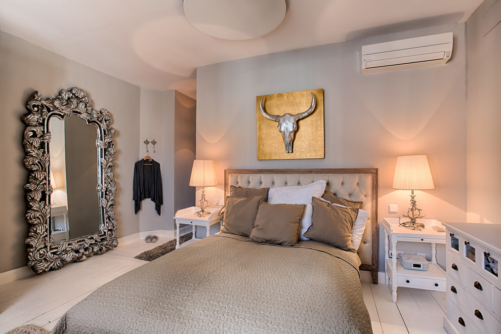 Источник вдохновения для домашнего уюта: хозяйская спальня среднего размера в стиле неоклассика (современная классика) с серыми стенами, деревянным полом и белым полом без камина