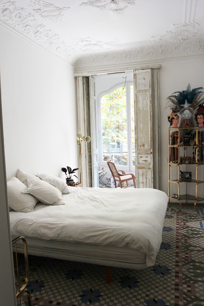 Foto de dormitorio principal ecléctico de tamaño medio sin chimenea con paredes blancas y suelo de baldosas de cerámica