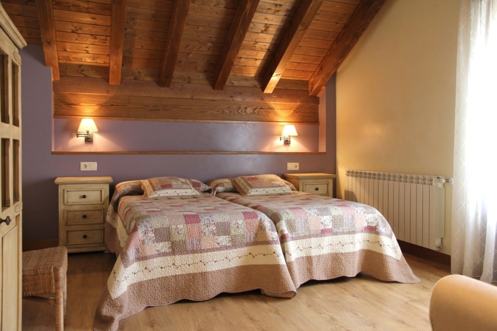 На фото: хозяйская спальня среднего размера в стиле рустика с разноцветными стенами и паркетным полом среднего тона без камина