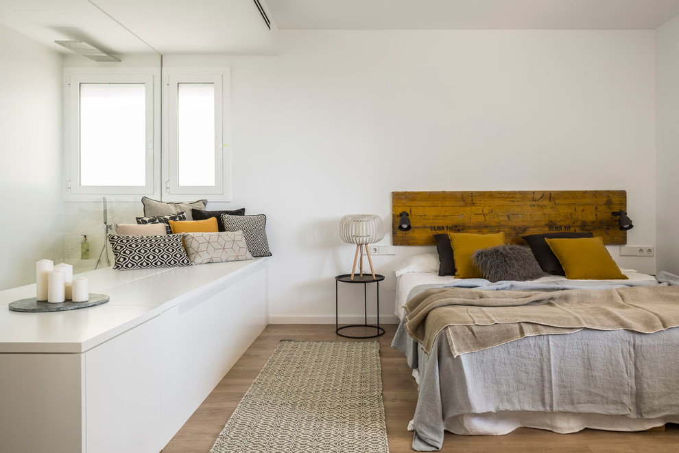 バルセロナにある広いコンテンポラリースタイルのおしゃれな主寝室 (白い壁、無垢フローリング、暖炉なし) のレイアウト
