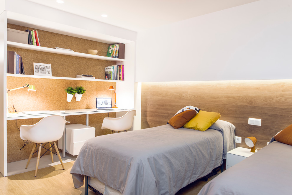 На фото: гостевая спальня среднего размера, (комната для гостей) в скандинавском стиле с разноцветными стенами, светлым паркетным полом и рабочим местом без камина