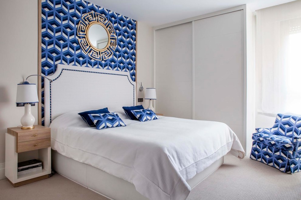 Ejemplo de dormitorio principal clásico renovado de tamaño medio con paredes blancas
