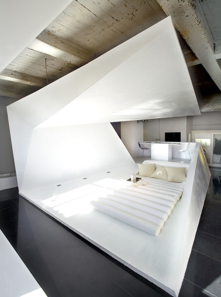 Foto de dormitorio principal contemporáneo grande sin chimenea con paredes blancas