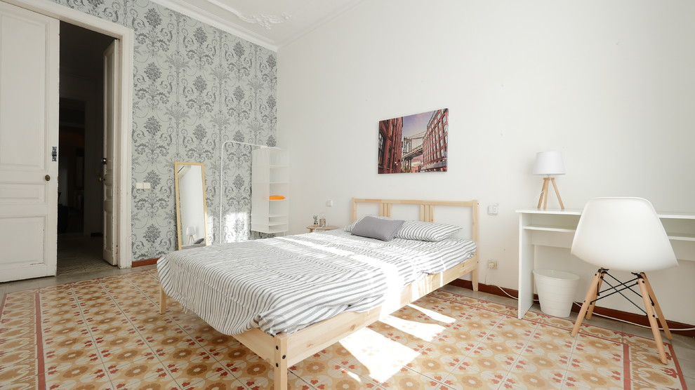Imagen de habitación de invitados escandinava con paredes blancas y suelo multicolor