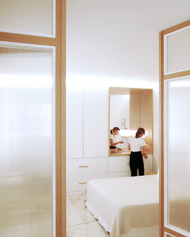 Пример оригинального дизайна: хозяйская спальня среднего размера в современном стиле с белыми стенами, мраморным полом и розовым полом без камина