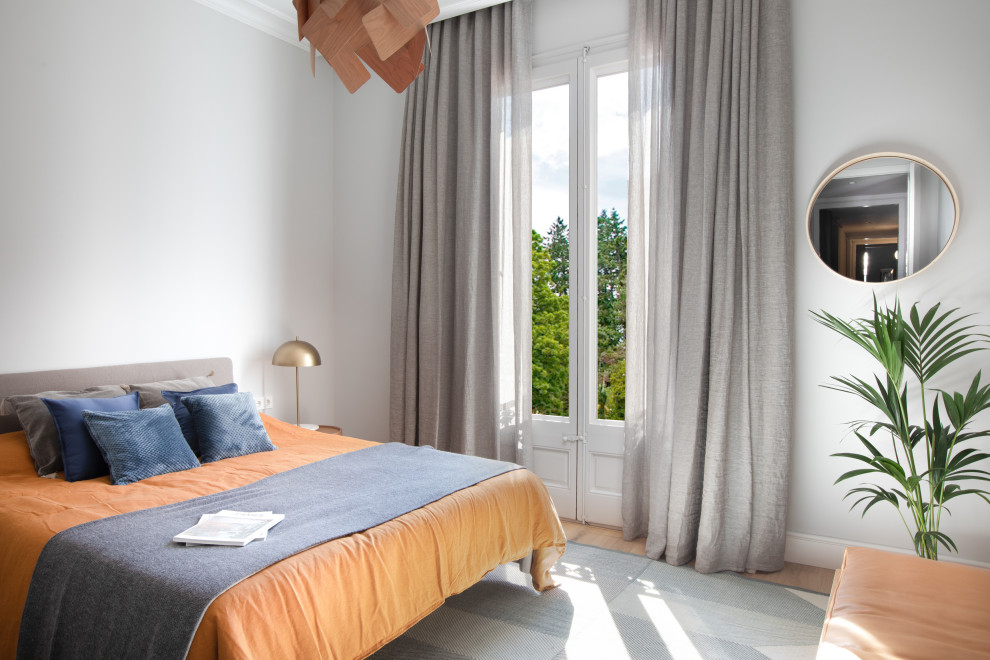Foto de dormitorio contemporáneo con paredes grises, suelo de madera en tonos medios y suelo marrón