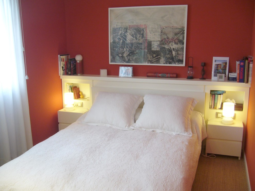 Imagen de dormitorio principal moderno pequeño con parades naranjas y moqueta