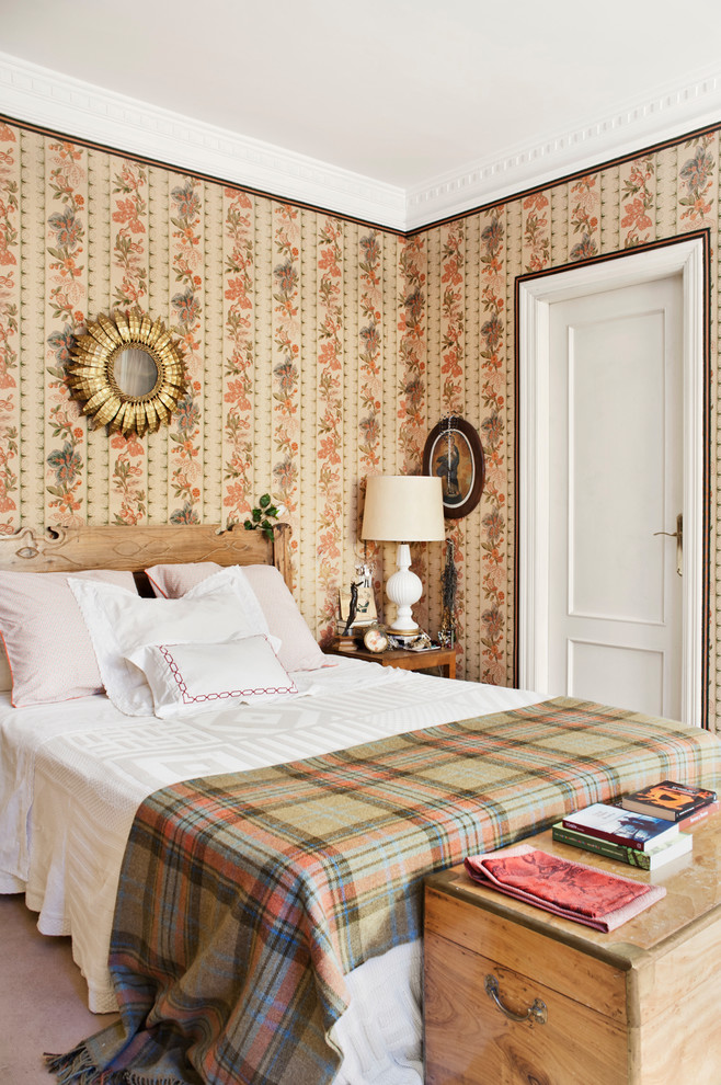 Ejemplo de dormitorio principal clásico de tamaño medio con paredes multicolor