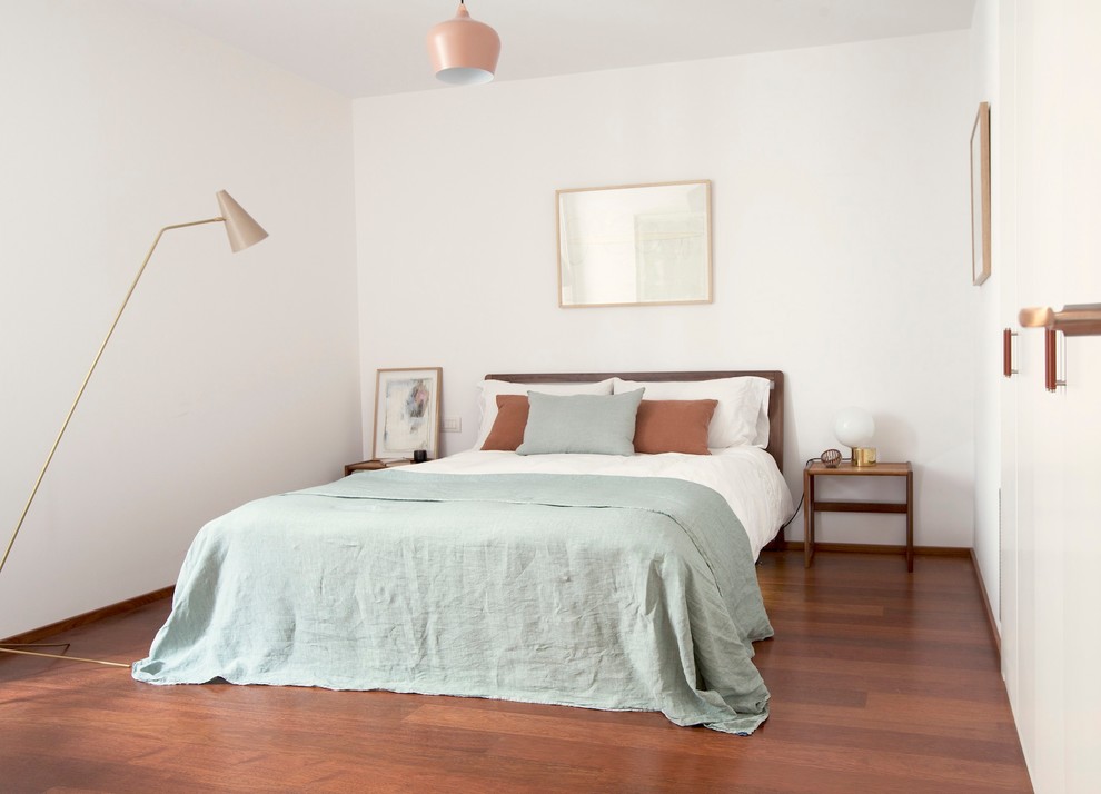 Mittelgroßes Nordisches Hauptschlafzimmer ohne Kamin mit weißer Wandfarbe und dunklem Holzboden in Barcelona
