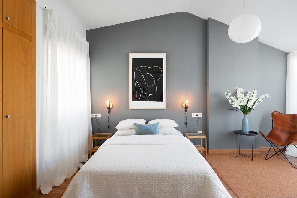 Источник вдохновения для домашнего уюта: хозяйская спальня в современном стиле с серыми стенами, паркетным полом среднего тона и коричневым полом