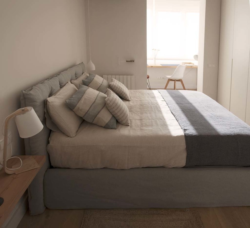 На фото: хозяйская спальня среднего размера в средиземноморском стиле с белыми стенами и светлым паркетным полом без камина с