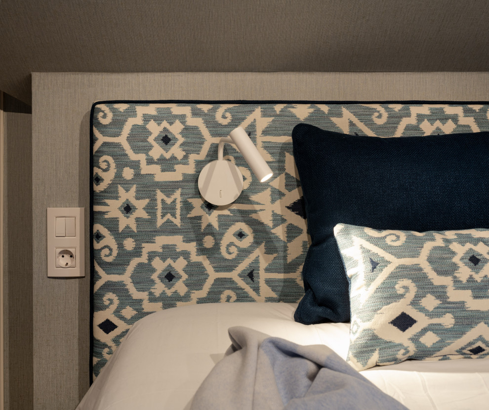 Свежая идея для дизайна: гостевая спальня среднего размера, (комната для гостей) в стиле неоклассика (современная классика) с серыми стенами, полом из ламината и обоями на стенах - отличное фото интерьера