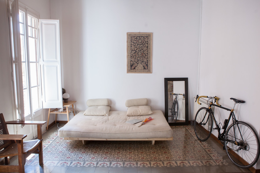 Idee per una camera da letto chic di medie dimensioni con pareti bianche, pavimento con piastrelle in ceramica e nessun camino