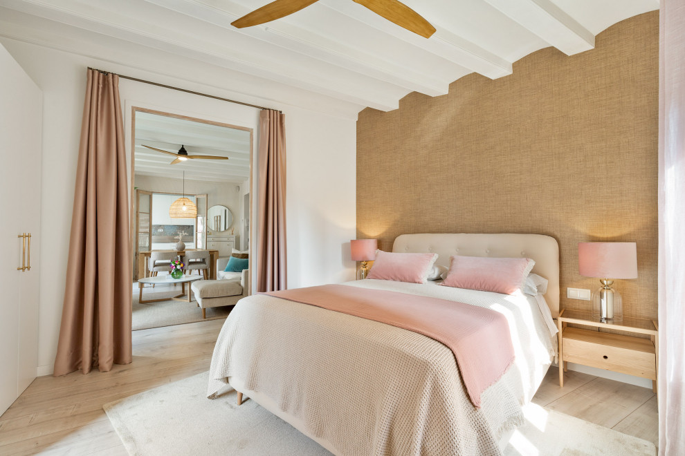 Diseño de dormitorio principal mediterráneo pequeño con paredes marrones y suelo de madera clara