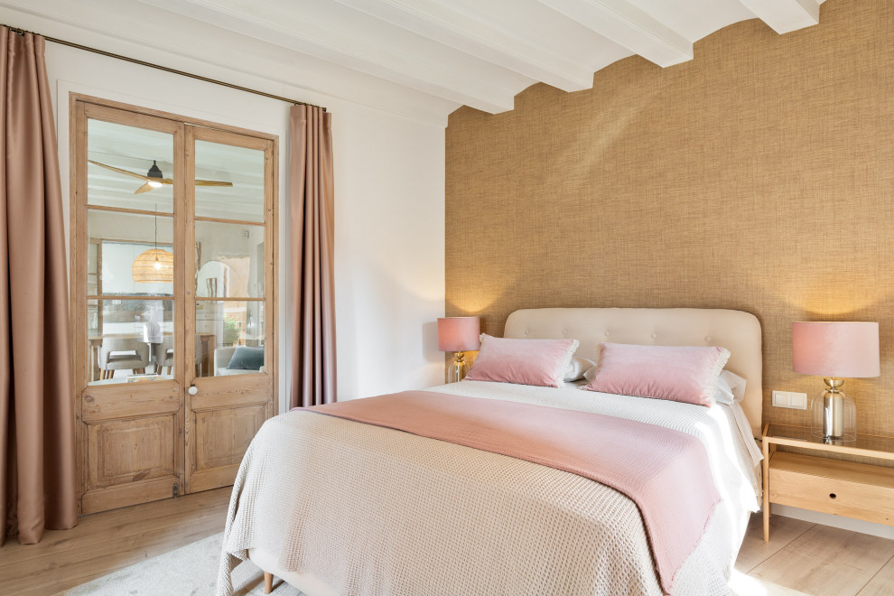 Réalisation d'une petite chambre parentale méditerranéenne avec un mur marron et parquet clair.