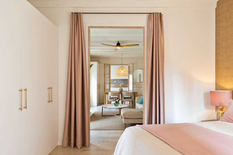 Стильный дизайн: маленькая хозяйская спальня в средиземноморском стиле с коричневыми стенами и светлым паркетным полом для на участке и в саду - последний тренд