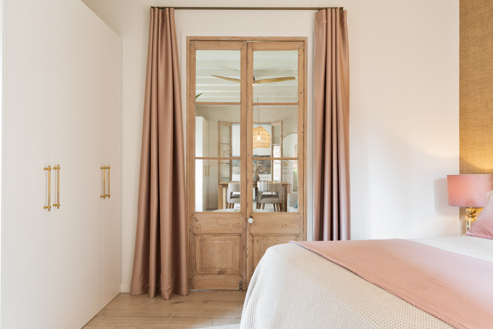 Ejemplo de dormitorio principal mediterráneo pequeño con paredes marrones y suelo de madera clara