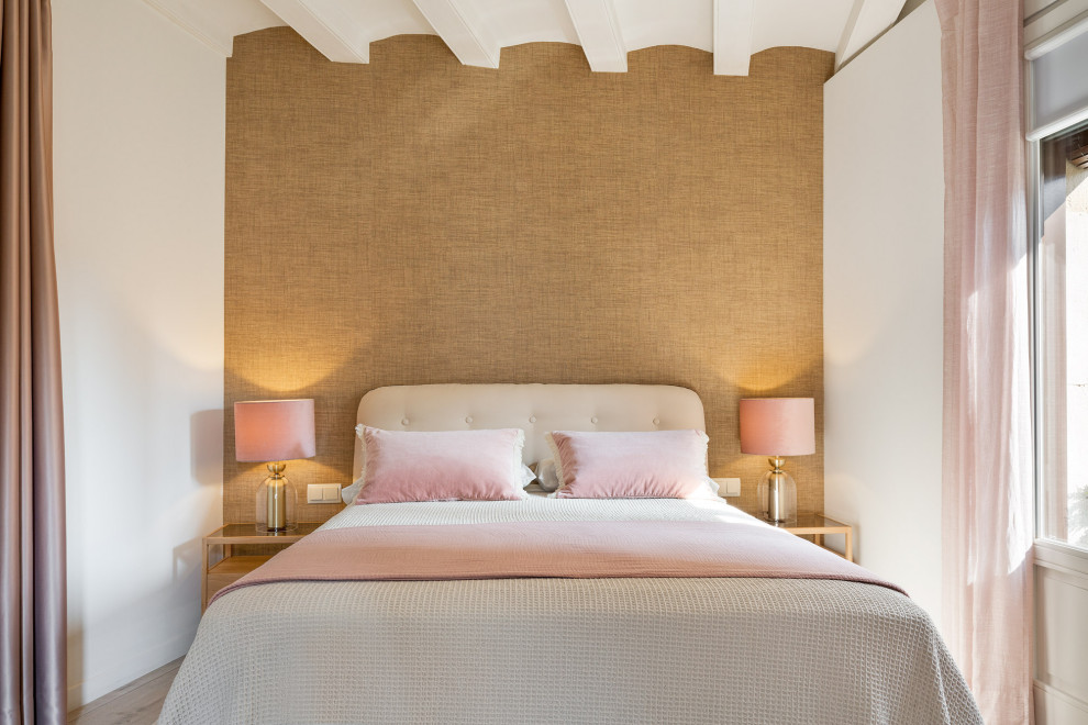 На фото: маленькая хозяйская спальня в средиземноморском стиле с коричневыми стенами и светлым паркетным полом для на участке и в саду