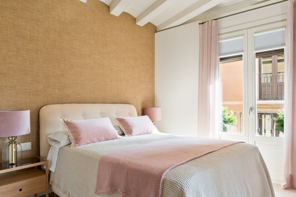 Foto de dormitorio principal mediterráneo pequeño con paredes marrones y suelo de madera clara