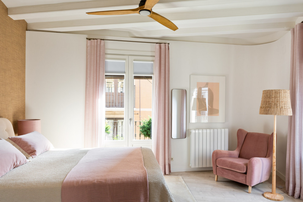 他の地域にある小さな地中海スタイルのおしゃれな主寝室 (茶色い壁、淡色無垢フローリング) のレイアウト