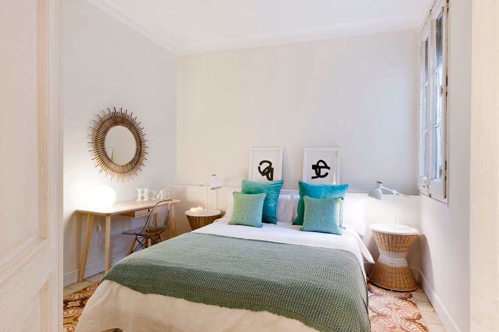 Foto de habitación de invitados tradicional renovada de tamaño medio sin chimenea con paredes beige y suelo de baldosas de cerámica