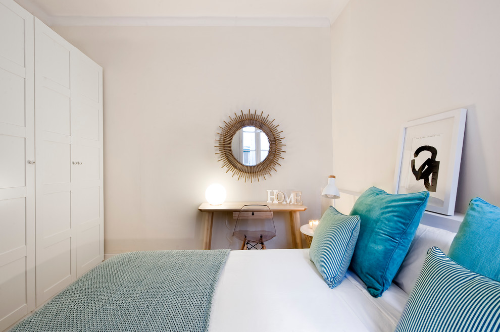 Идея дизайна: хозяйская спальня среднего размера в стиле неоклассика (современная классика) с бежевыми стенами без камина