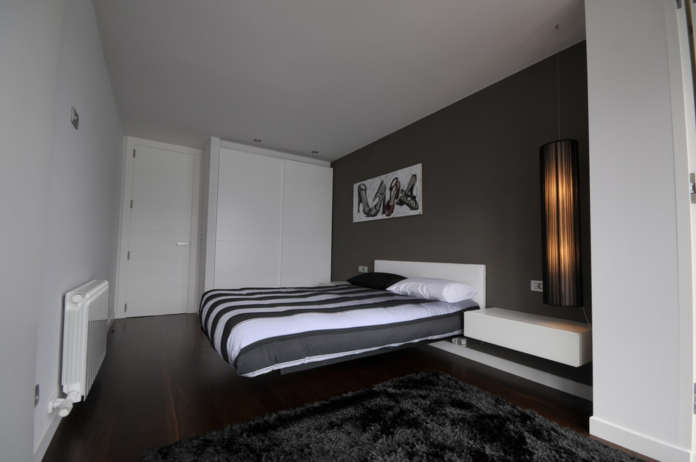 Идея дизайна: хозяйская спальня среднего размера в стиле модернизм с белыми стенами и темным паркетным полом без камина