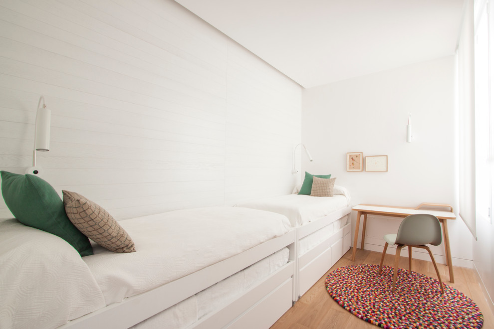 Idee per una piccola camera da letto moderna con pareti bianche e parquet chiaro