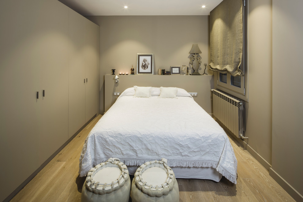 На фото: хозяйская спальня среднего размера в стиле неоклассика (современная классика) с бежевыми стенами и светлым паркетным полом без камина